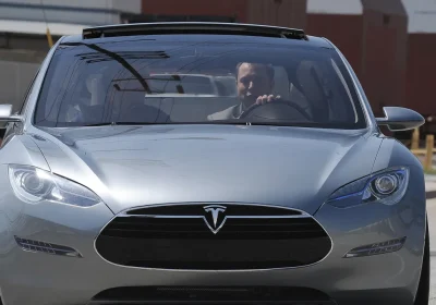 Tesla a guida autonoma, Musk ha promesso che presto chi ce l’ha potrà usare lo smartphone al volante