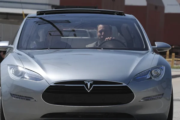 Tesla a guida autonoma, Musk ha promesso che presto chi ce l’ha potrà usare lo smartphone al volante