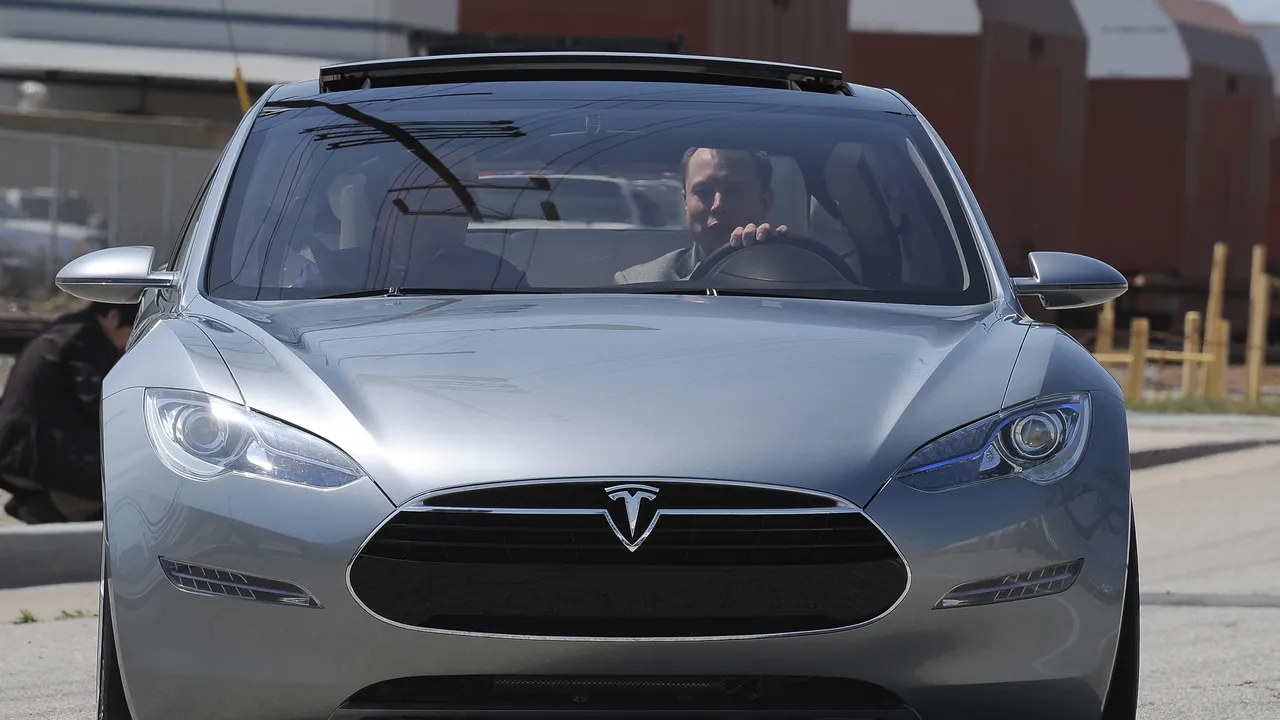 Tesla a guida autonoma, Musk ha promesso che presto chi ce l’ha potrà usare lo smartphone al volante