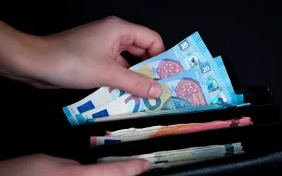 Tassa sui contanti, Fratelli d’Italia vuole alzare ancora il limite, ma stavolta introducendo un balzello per chi li usa