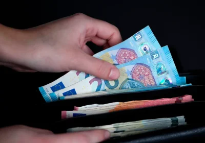 Tassa sui contanti, Fratelli d’Italia vuole alzare ancora il limite, ma stavolta introducendo un balzello per chi li usa