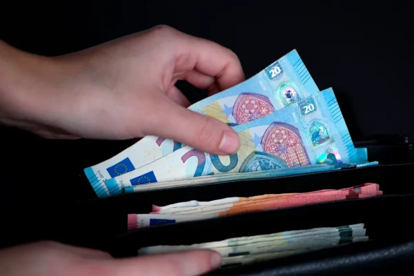 Tassa sui contanti, Fratelli d’Italia vuole alzare ancora il limite, ma stavolta introducendo un balzello per chi li usa