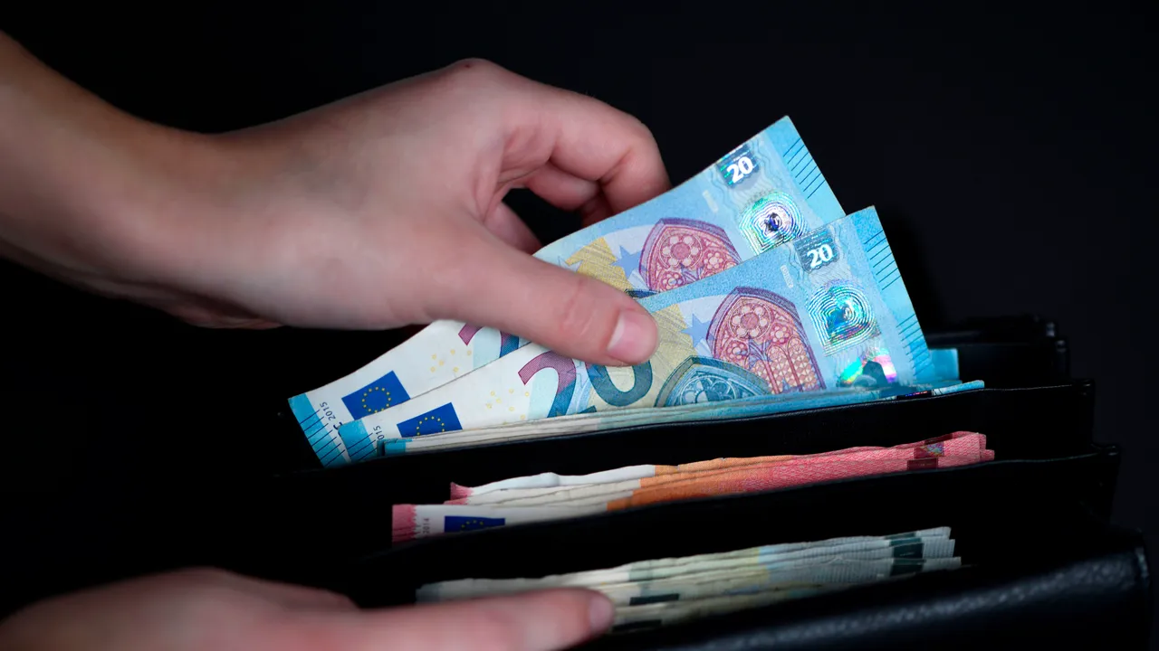 Tassa sui contanti, Fratelli d’Italia vuole alzare ancora il limite, ma stavolta introducendo un balzello per chi li usa
