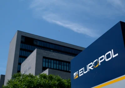 L’Europol dal sequestro di due cellulari in un paesino in Svezia è riuscita a risalire a una rete criminale globale