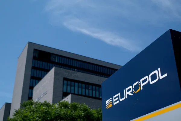 L’Europol dal sequestro di due cellulari in un paesino in Svezia è riuscita a risalire a una rete criminale globale