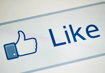 Facebook dice addio a due pulsanti storici