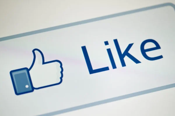 Facebook dice addio a due pulsanti storici