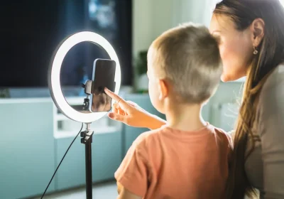 Family influencer, l’80% dei contenuti coinvolge bambini sotto i 5 anni e questo solleva riflessioni sulla tutela dei minori