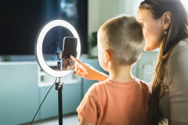 Family influencer, l’80% dei contenuti coinvolge bambini sotto i 5 anni e questo solleva riflessioni sulla tutela dei minori