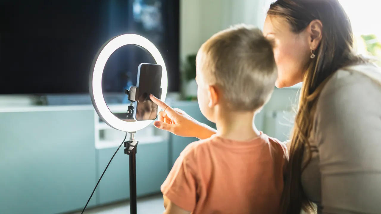 Family influencer, l’80% dei contenuti coinvolge bambini sotto i 5 anni e questo solleva riflessioni sulla tutela dei minori