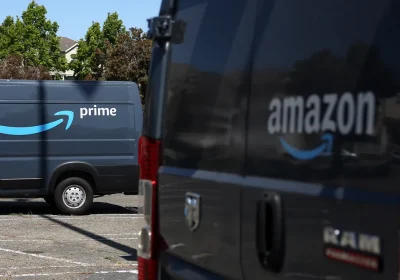 Amazon indagata per contrabbando di prodotti cinesi in Italia, la Guardia di finanza nelle sedi di Milano e Bergamo