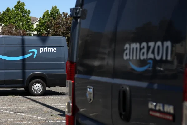 Amazon indagata per contrabbando di prodotti cinesi in Italia, la Guardia di finanza nelle sedi di Milano e Bergamo