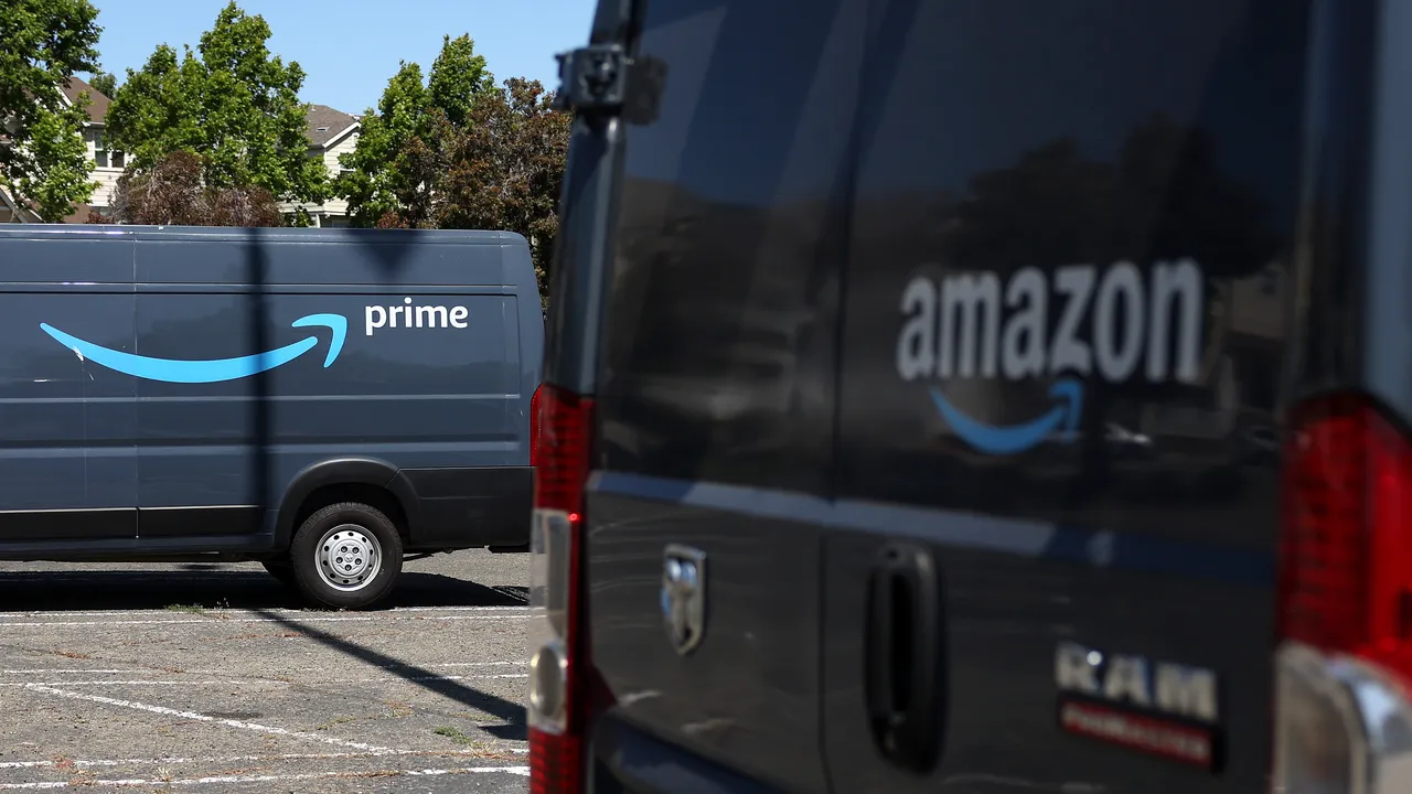 Amazon indagata per contrabbando di prodotti cinesi in Italia, la Guardia di finanza nelle sedi di Milano e Bergamo