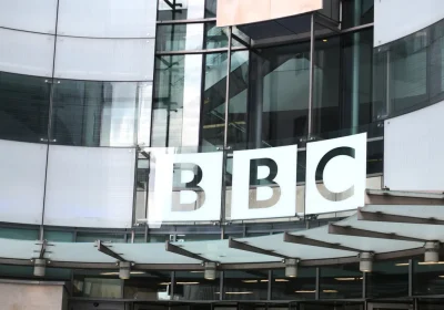 Perché i vertici della Bbc si sono dimessi e cosa c’entra Trump in tutto questo
