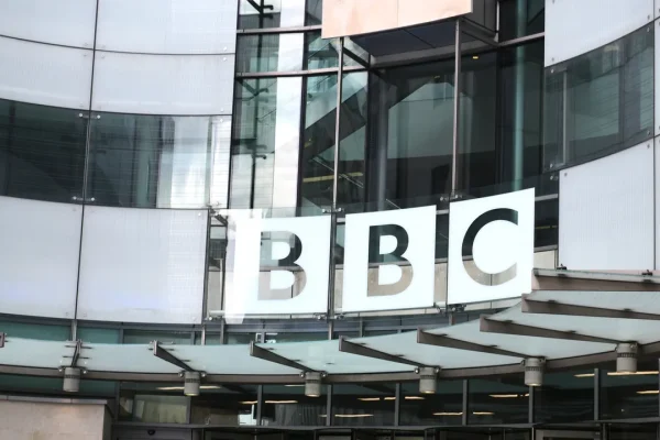 Perché i vertici della Bbc si sono dimessi e cosa c’entra Trump in tutto questo