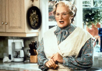 La storia dell’uomo travestito dalla madre è ormai un caso internazionale (ma non parlate di Mrs. Doubtfire)