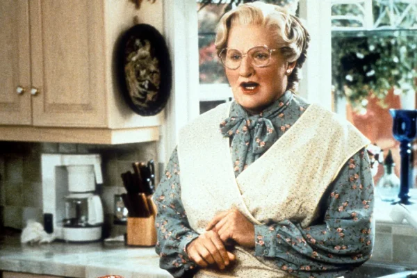 La storia dell’uomo travestito dalla madre è ormai un caso internazionale (ma non parlate di Mrs. Doubtfire)
