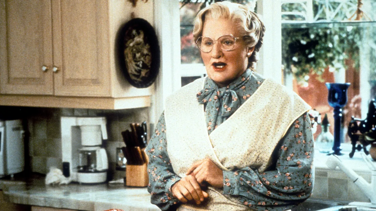 La storia dell’uomo travestito dalla madre è ormai un caso internazionale (ma non parlate di Mrs. Doubtfire)