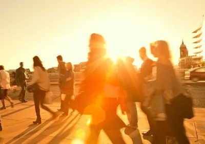 Photo dump, la falsa spontaneità nelle foto “venute male” della Gen Z