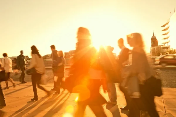 Photo dump, la falsa spontaneità nelle foto “venute male” della Gen Z