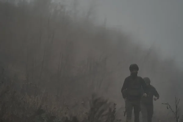 La nebbia è solo una delle tecniche di guerra usate da Russia e Ucraina, eccone alcune usate sul campo di battaglia