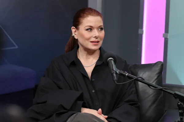 Debra Messing di Will & Grace ha perso la testa per la vittoria di Mamdani (ed è la mia delusione più grande dopo i Pinguì al caramello)