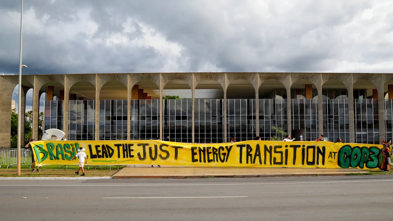 Transizione energetica: a che velocità viaggiano Usa, Cina, Europa e Africa?