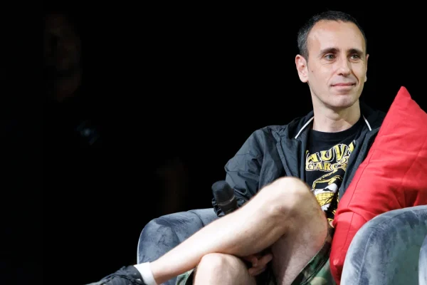 Nel nido dei serpenti è il nuovo libro di Zerocalcare, che servirà a raccogliere fondi per una causa politica a lui molto cara