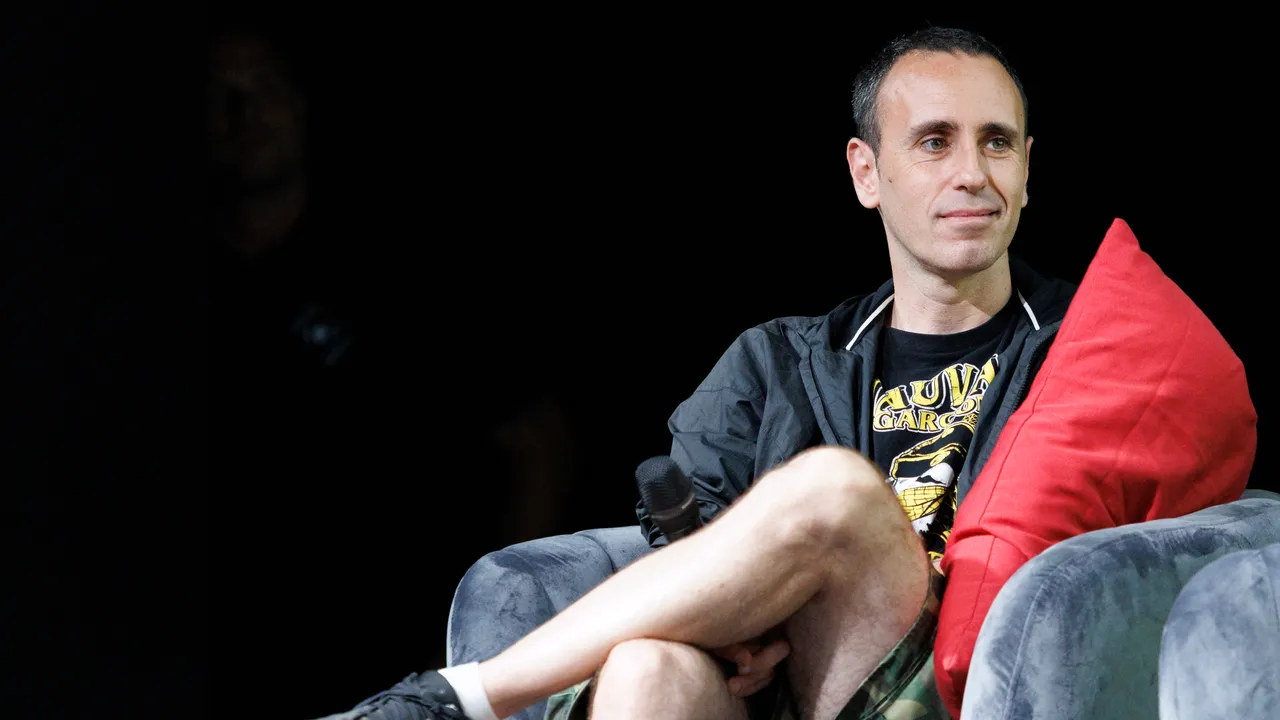 Nel nido dei serpenti è il nuovo libro di Zerocalcare, che servirà a raccogliere fondi per una causa politica a lui molto cara