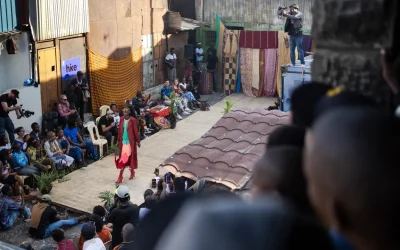 Non sappiamo più vestirci, ma c’è chi trasforma la nostra spazzatura fast in una nuova moda