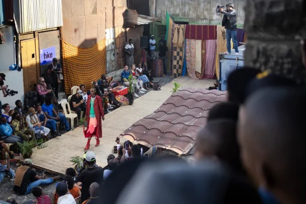 Non sappiamo più vestirci, ma c’è chi trasforma la nostra spazzatura fast in una nuova moda