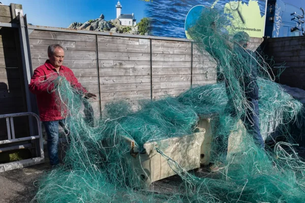 Guerra in Ucraina, i pescatori francesi donano le loro reti per “intrappolare” i droni russi