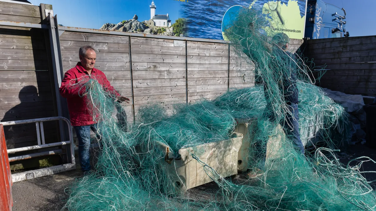 Guerra in Ucraina, i pescatori francesi donano le loro reti per “intrappolare” i droni russi