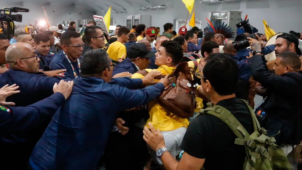 Le proteste alla Cop30 di Belém, perché gli attivisti indigeni hanno provato a fare irruzione alla conferenza del clima