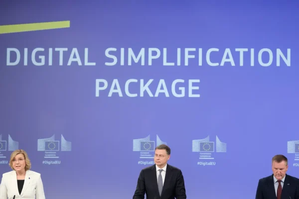 Digital Omnibus, per anni l’Europa ha detto di voler regolare la tecnologia. Ora ci sta ripensando. E mette in pausa l’AI Act