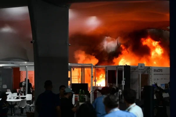 La Cop30 dove si decide come evitare che il pianeta bruci a causa del riscaldamento globale è stata sospesa per un incendio