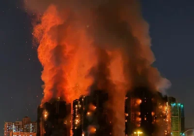 Incendio a Hong Kong, davvero vogliamo credere che sia tutta colpa del bambù?