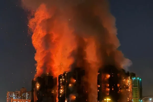Incendio a Hong Kong, davvero vogliamo credere che sia tutta colpa del bambù?