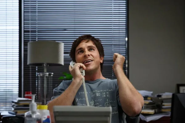 Vi ricordate Michael Burry, l’investitore de La grande scommessa? Ora chiude il suo fondo e avverte della possibilità di una bolla sull’AI