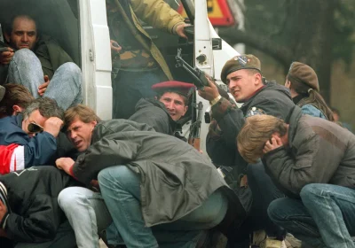 I “cecchini di Sarajevo”, chi era la gente che pagava per andare a sparare sui civili durante la guerra in Bosnia