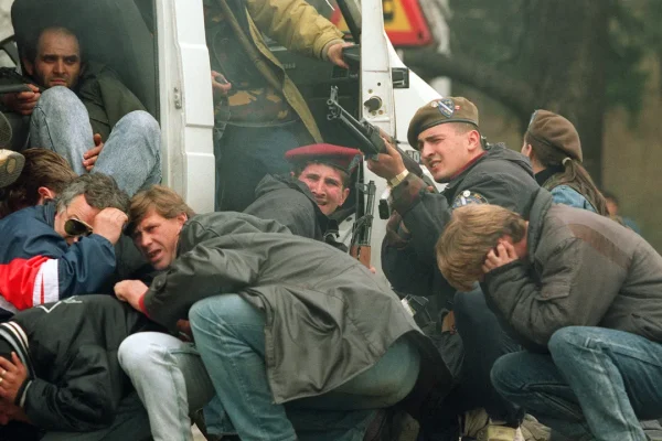 I “cecchini di Sarajevo”, chi era la gente che pagava per andare a sparare sui civili durante la guerra in Bosnia