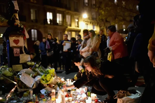 Bataclan, a dieci anni dagli attentati di Parigi, Georges Salines racconta il silenzio della figlia Lola