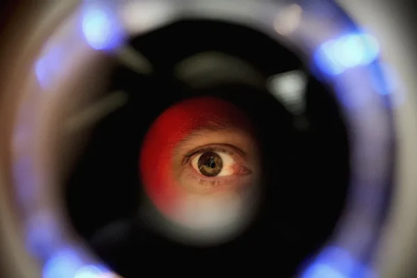 Il riconoscimento facciale all’esame della patente non è servito a fermare i furbetti. Il ministero dei Trasporti torna ai controlli di carta