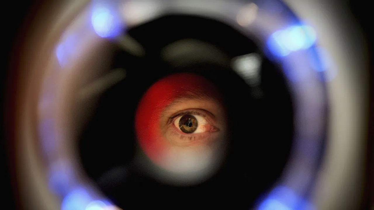 Il riconoscimento facciale all’esame della patente non è servito a fermare i furbetti. Il ministero dei Trasporti torna ai controlli di carta