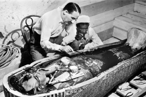 Perché cento anni fa la mummia di Tutankhamon fu decapitata e come è cambiato oggi l’approccio ai resti umani