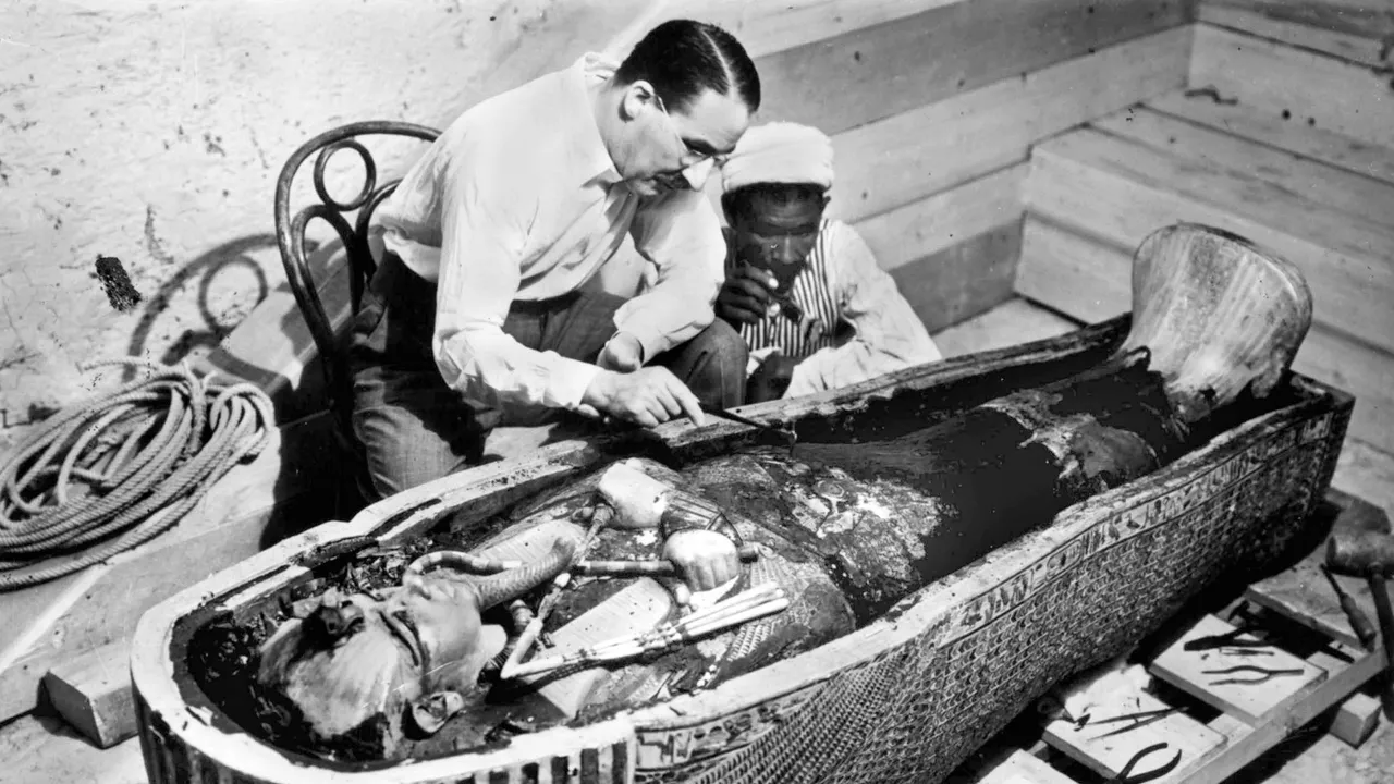 Perché cento anni fa la mummia di Tutankhamon fu decapitata e come è cambiato oggi l’approccio ai resti umani