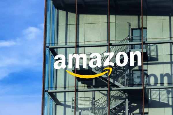 Accordo OpenAI-Amazon, la società di Sam Altman continuerà a muovere i fili dell’intelligenza artificiale