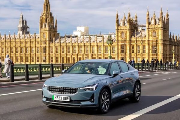 Accise sui km percorsi invece che sul carburante: l'idea britannica per le auto elettriche