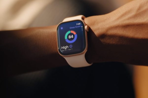 Apple Watch Series 11 GPS + Cellular crolla su Amazon: il modello Jet Black da 579€ ora a 444,99€