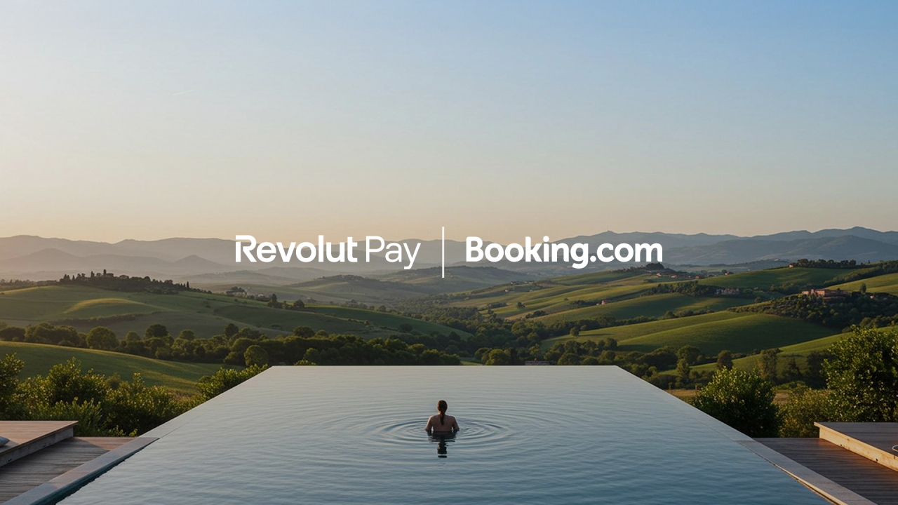 Booking.com integra Revolut Pay: nasce il viaggio digitale senza confini